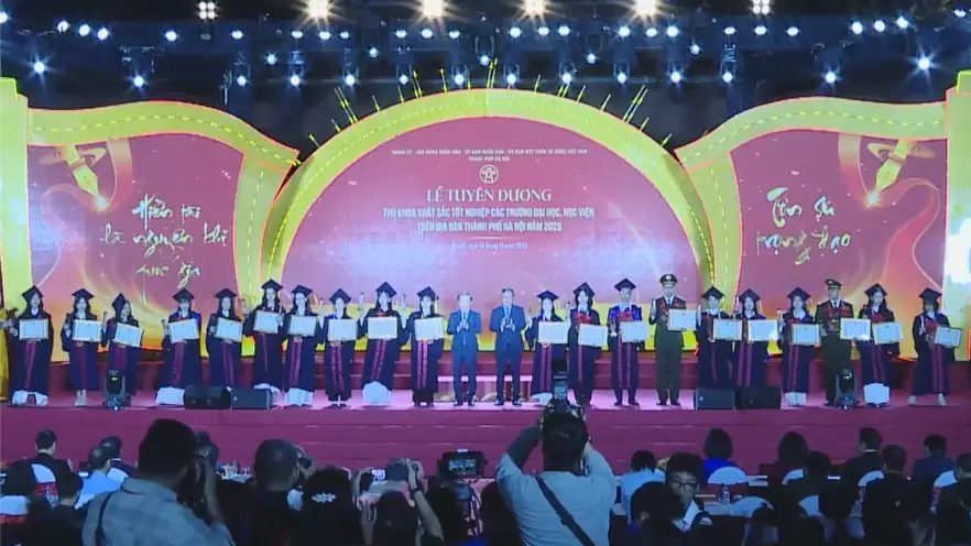 Vinh danh 95 thủ khoa xuất sắc